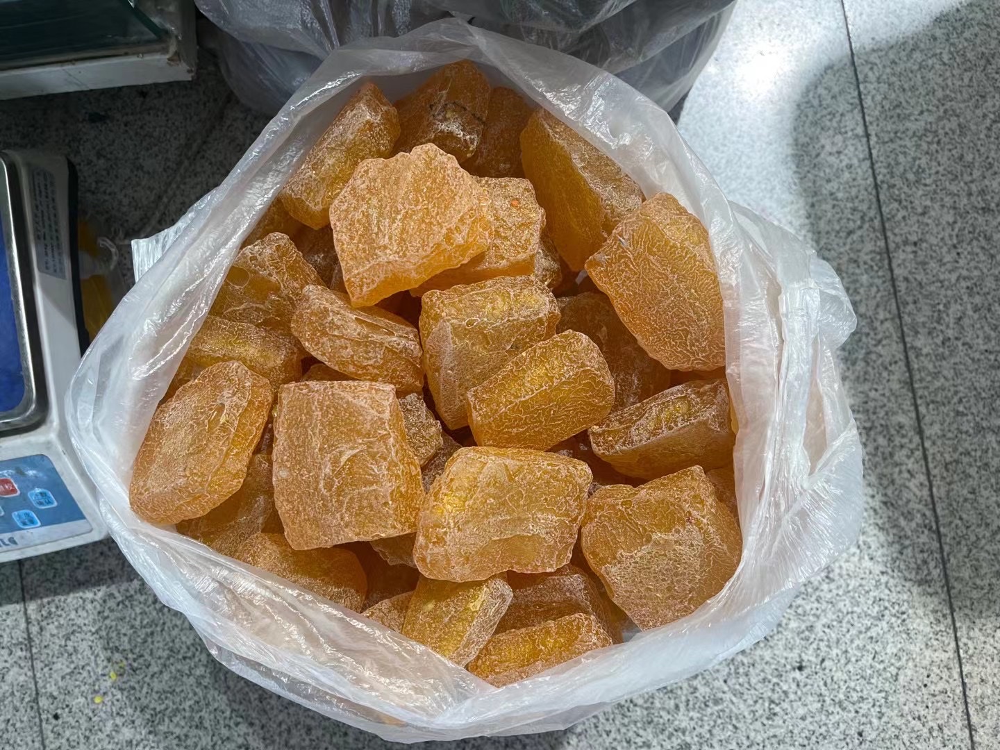 琥珀/蜜蜡/随行原石白底实物图