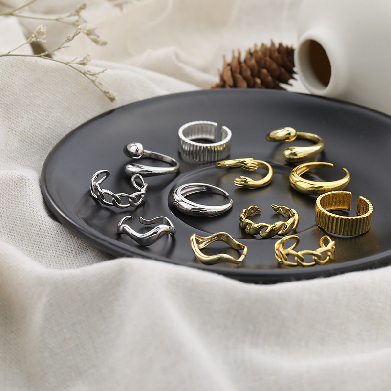 The ring has a cold style and a smooth finish details Picture