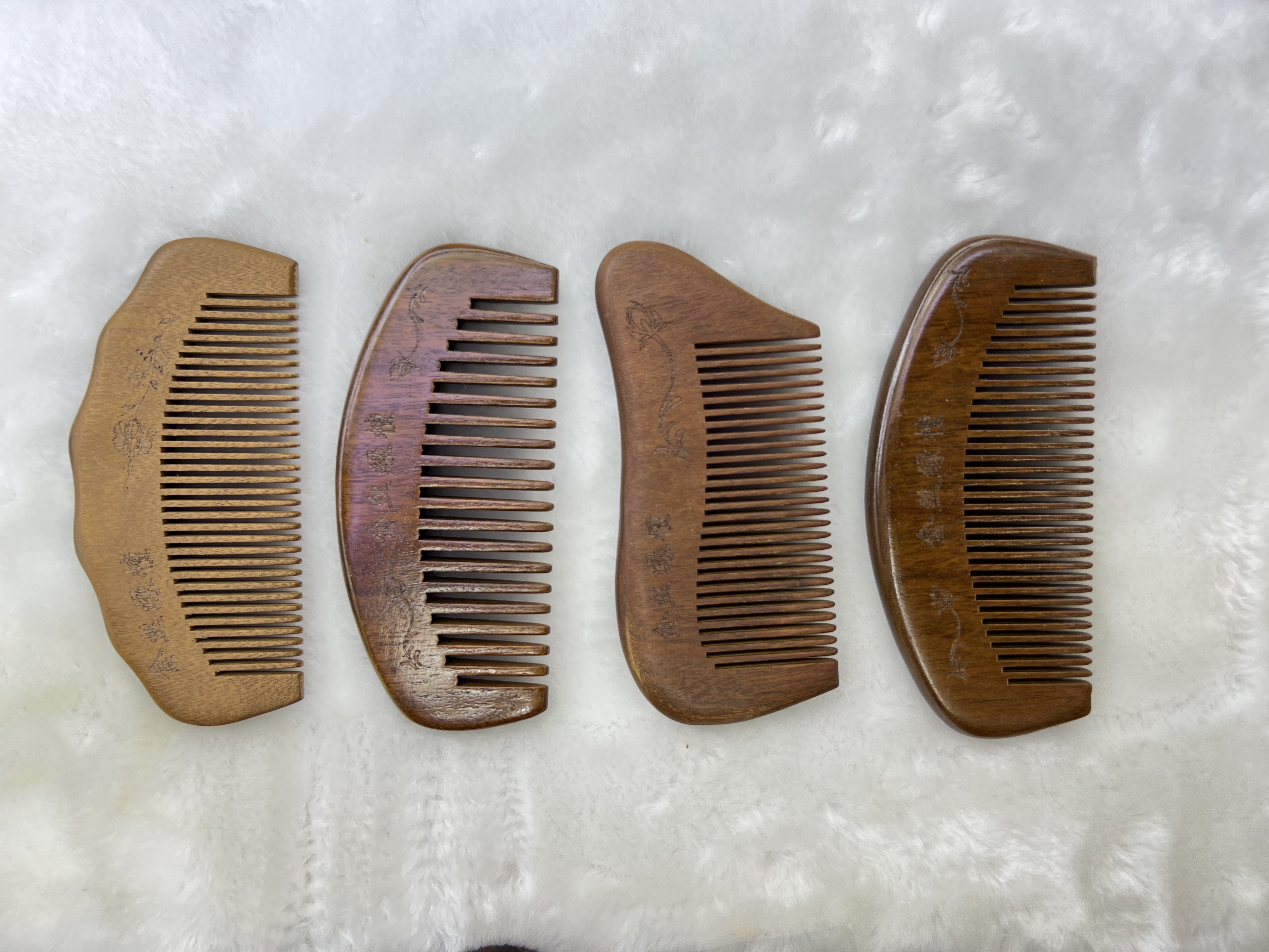 Portable pocket comb made of natural wood golden thread green sandalwood Specification image