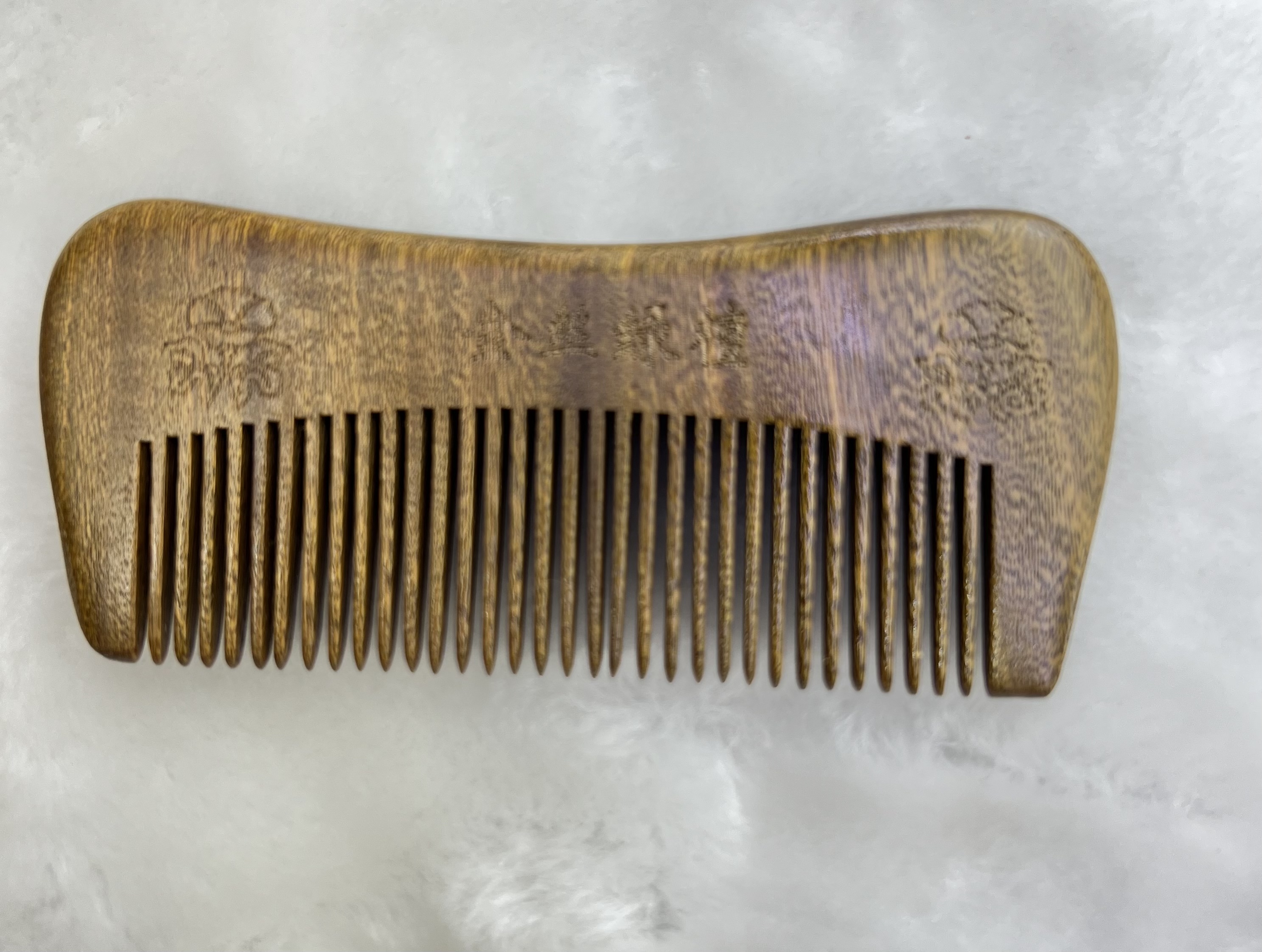 Portable pocket comb made of natural wood golden thread green sandalwood Application Scenario