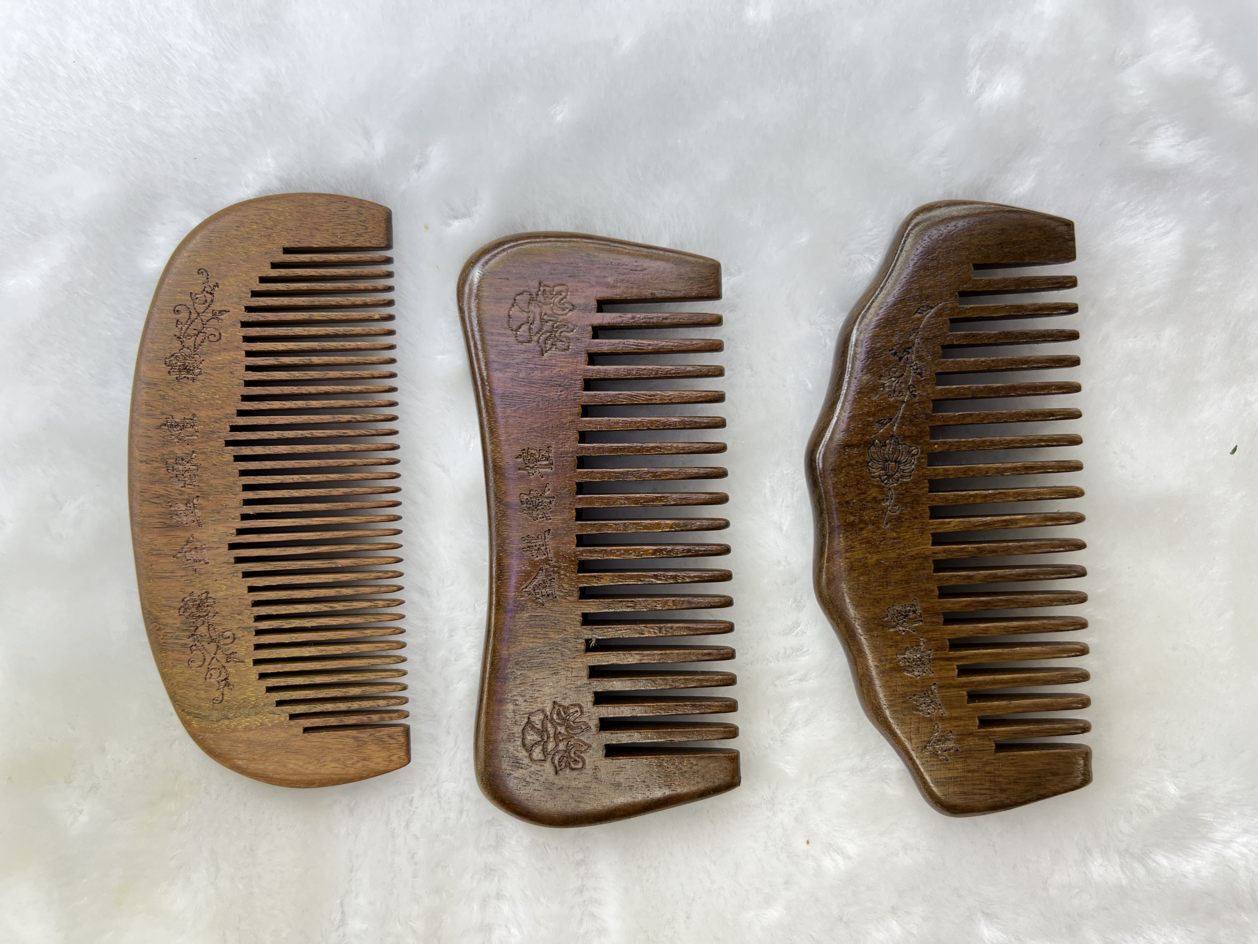 Portable pocket comb made of natural wood golden thread green sandalwood details Picture