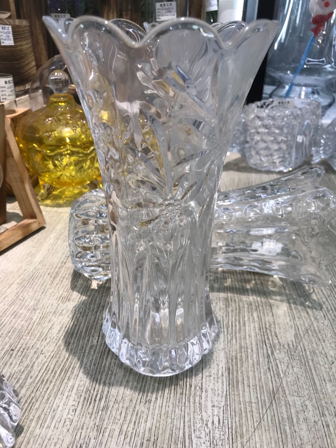 花瓶/玻璃花瓶/浮雕瓶白底实物图