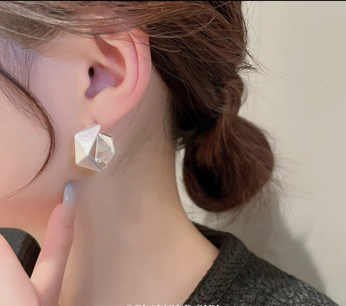 Korean Metallic Sense Of Light Luxury Type Personality Design Fashion Earrings Fate Season Item Picture
