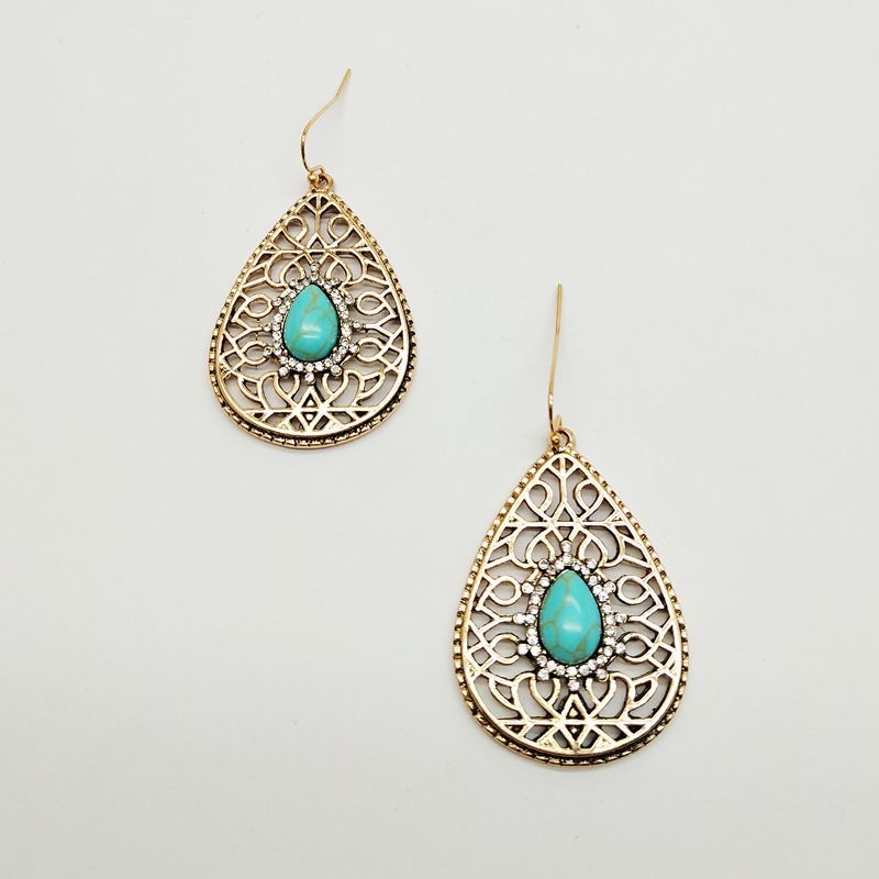 Exaggerated texture, fashionable and trendy, elegant, socialite street style, geometric retro, court creative metal earrings for women H19-6 Application Scenario