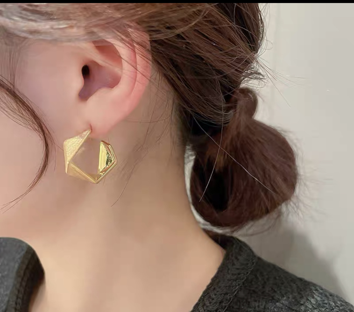 Korean Metallic Sense Of Light Luxury Type Personality Design Fashion Earrings Fate Season Specification drawing