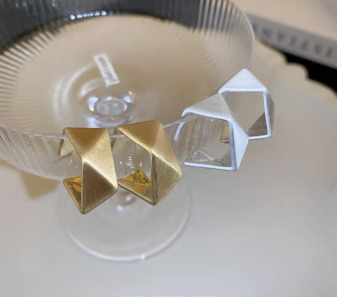 Korean Metallic Sense Of Light Luxury Type Personality Design Fashion Earrings Fate Season Application Scenario