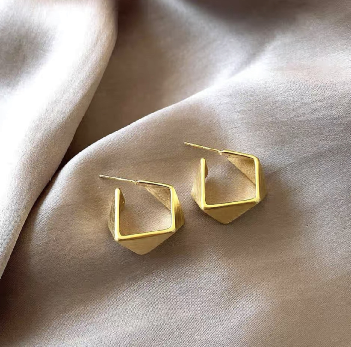 Korean Metallic Sense Of Light Luxury Type Personality Design Fashion Earrings Fate Season
