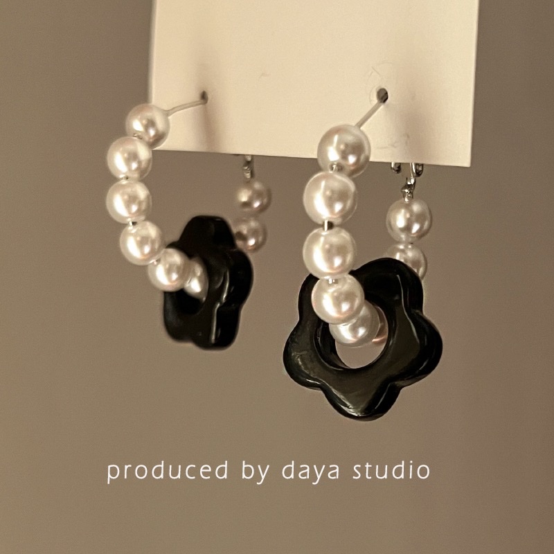Pearl ear rings with black acrylic small flowers, paired with two pairs of earrings details Picture