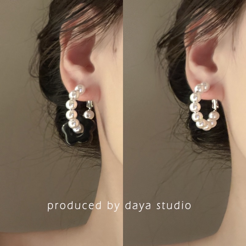 Pearl ear rings with black acrylic small flowers, paired with two pairs of earrings Application Scenario