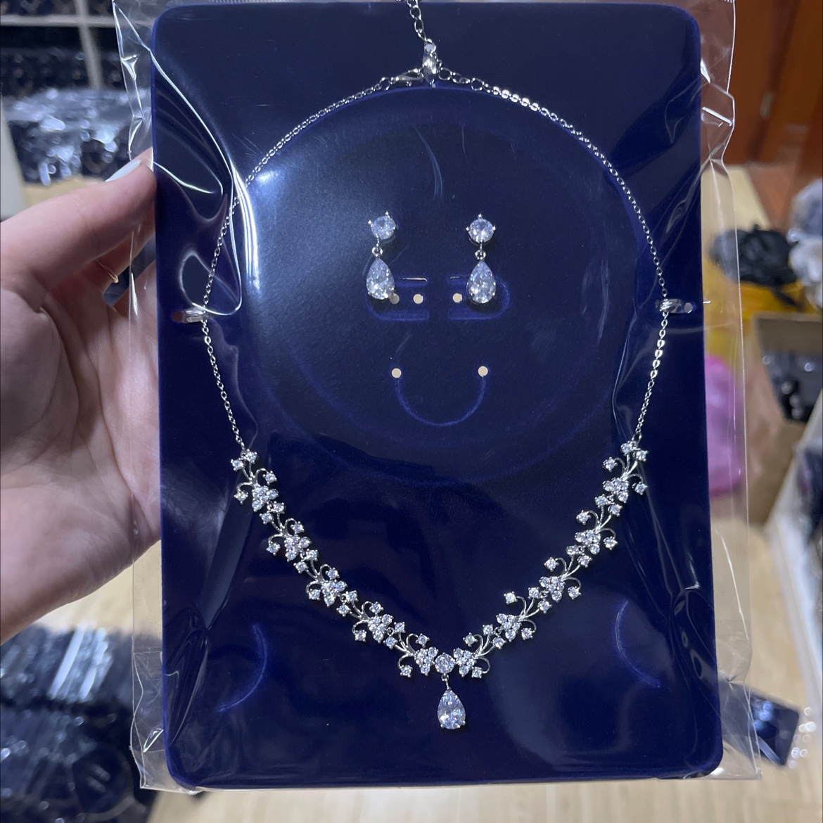 A new set of light luxury zircon necklaces, earrings, bridal gowns, dress accessories, stage ornaments, collarbone chains and small pendants