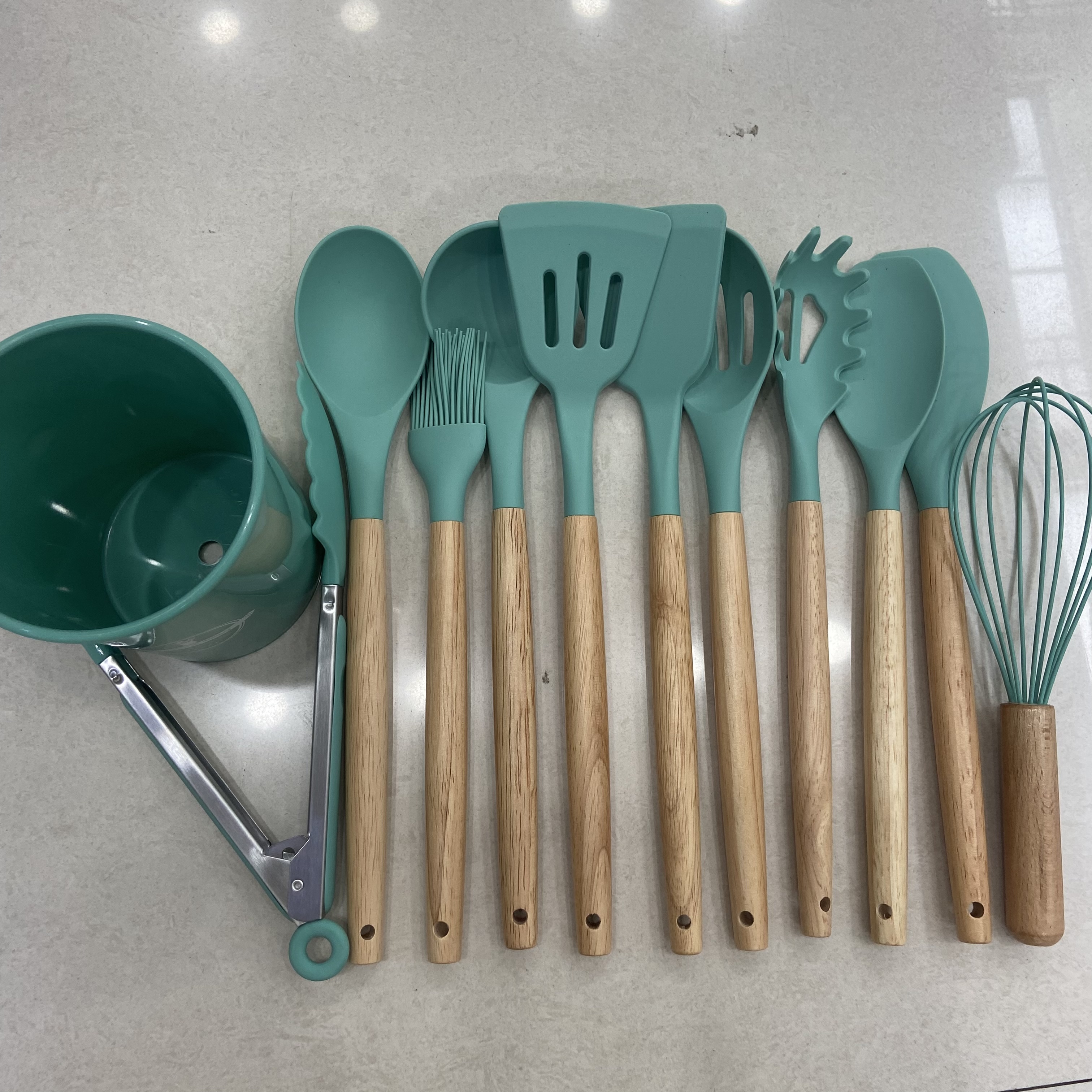 12-piece set of wooden handle silicone kitchenware with storage bucket and non-stick pan kitchen cooking tool set Application Scenario