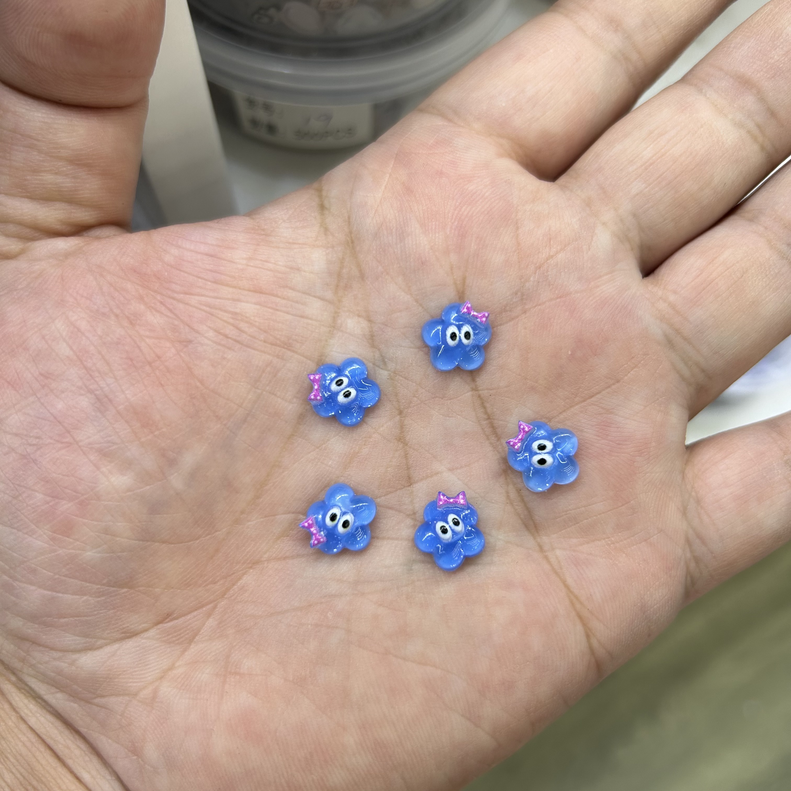 美甲/树脂美甲配件/煤球白底实物图