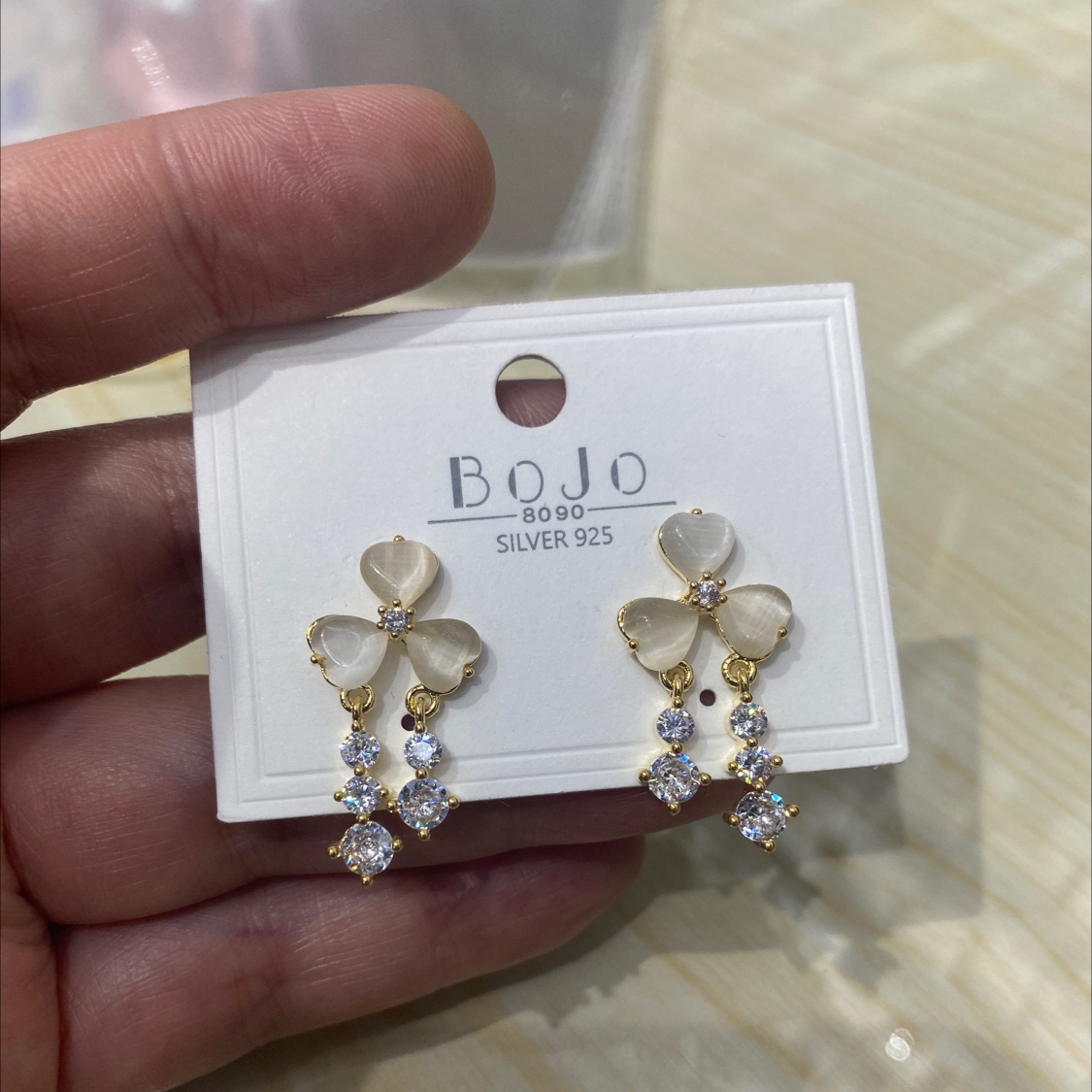 Flower cat-eye earrings are in vogue