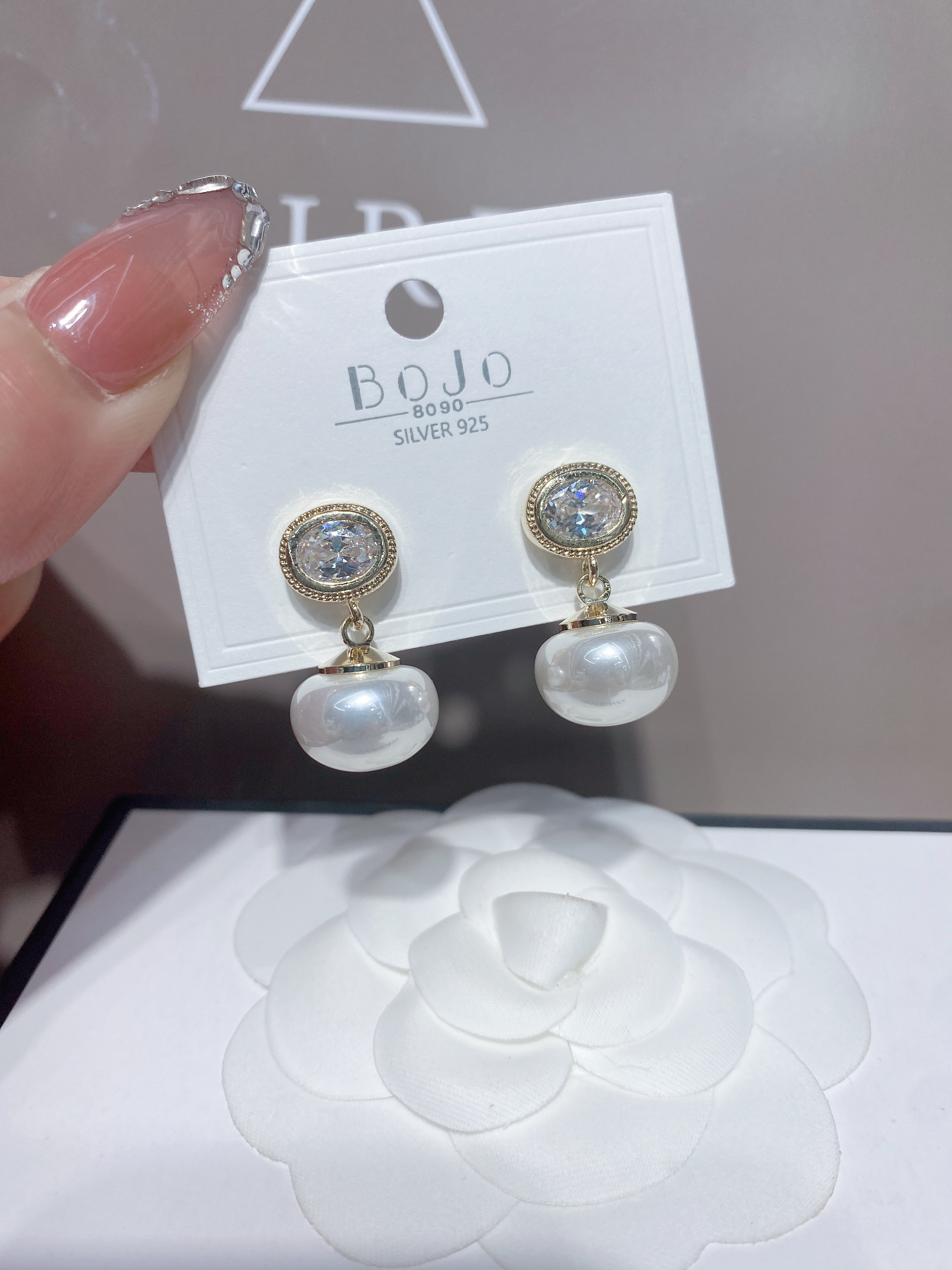 Oval mid-length earrings