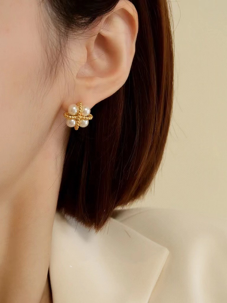 Four-Leaf Natural Freshwater Pearl Earrings Small Luxury Winding Pearl Earrings For Women New Ins Temperament Earrings details Picture