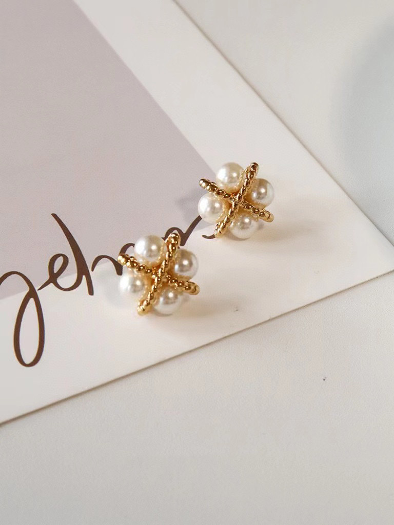 Four-Leaf Natural Freshwater Pearl Earrings Small Luxury Winding Pearl Earrings For Women New Ins Temperament Earrings