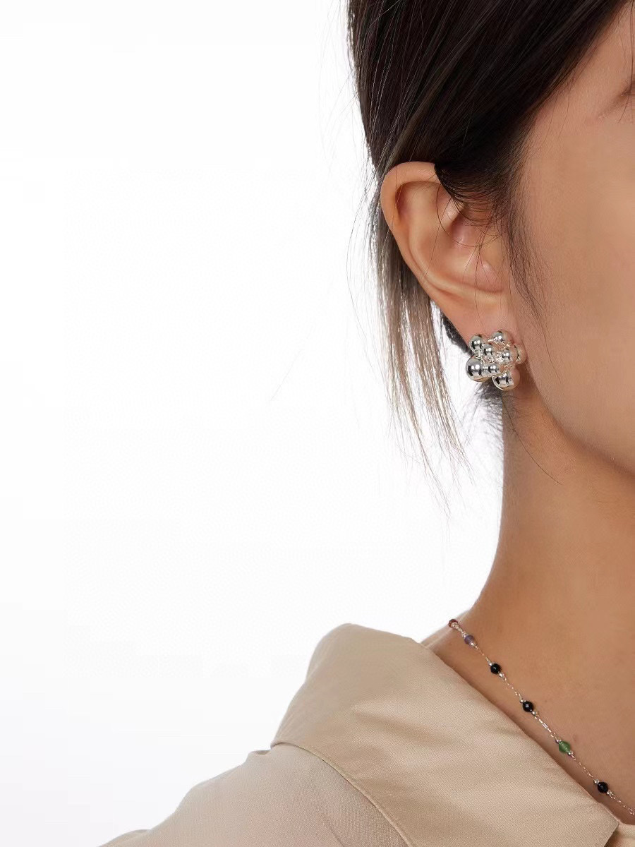 Niche Design Sense Gold Senior Round Earrings Female Summer Unique All-Matching Earrings Stud 2023 New Explosive details Picture