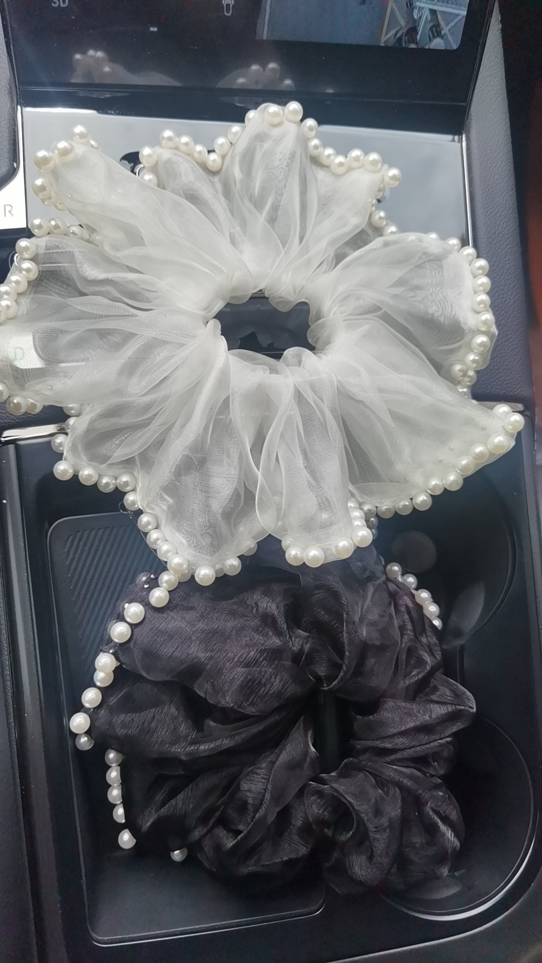 Summer's new internet-famous Hepburn style pearl large intestine hair band with beaded edges, a French retro socialite hair accessory Application Scenario