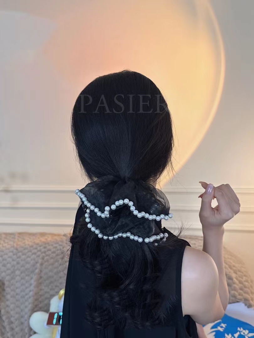 Summer's new internet-famous Hepburn style pearl large intestine hair band with beaded edges, a French retro socialite hair accessory Specification image