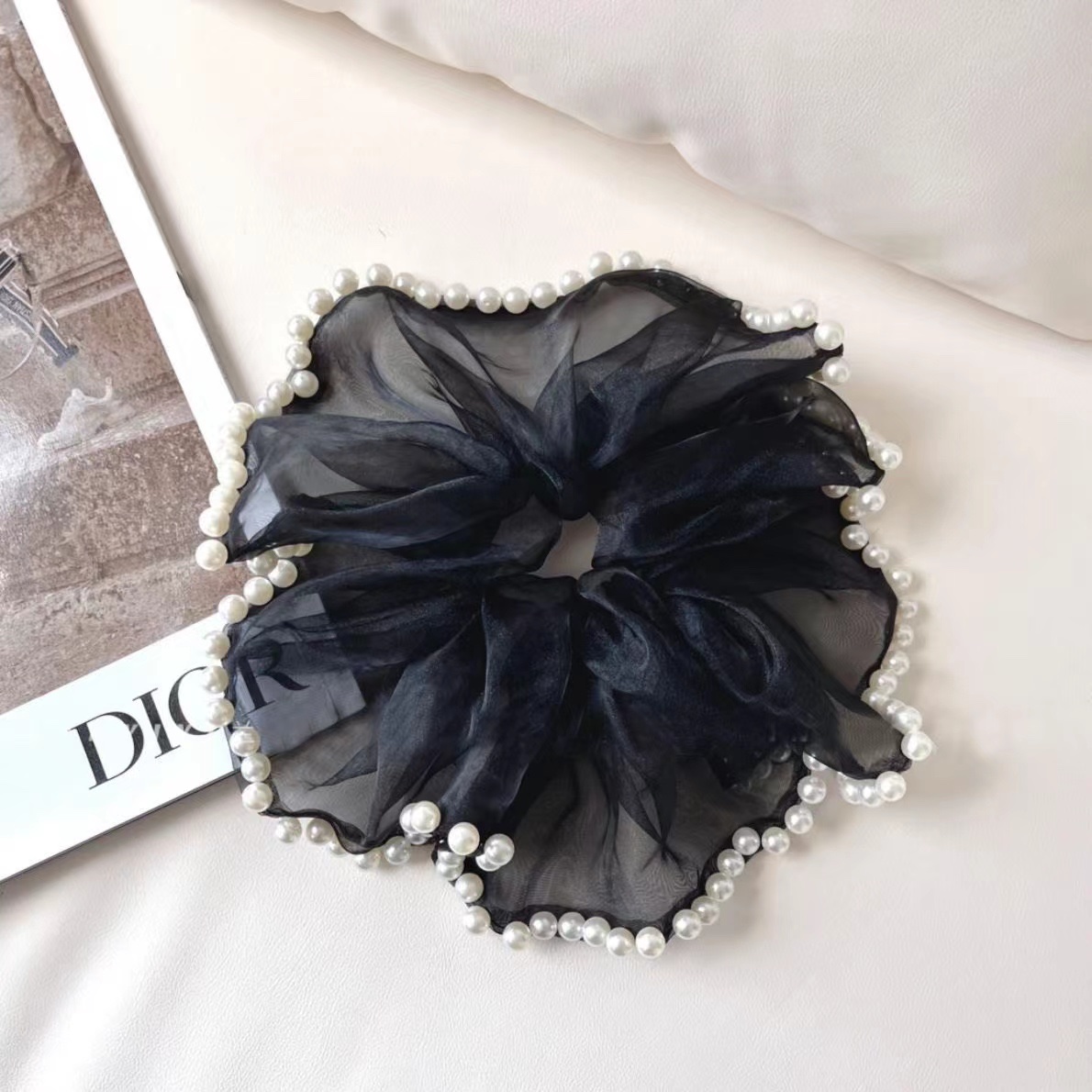 Summer's new internet-famous Hepburn style pearl large intestine hair band with beaded edges, a French retro socialite hair accessory