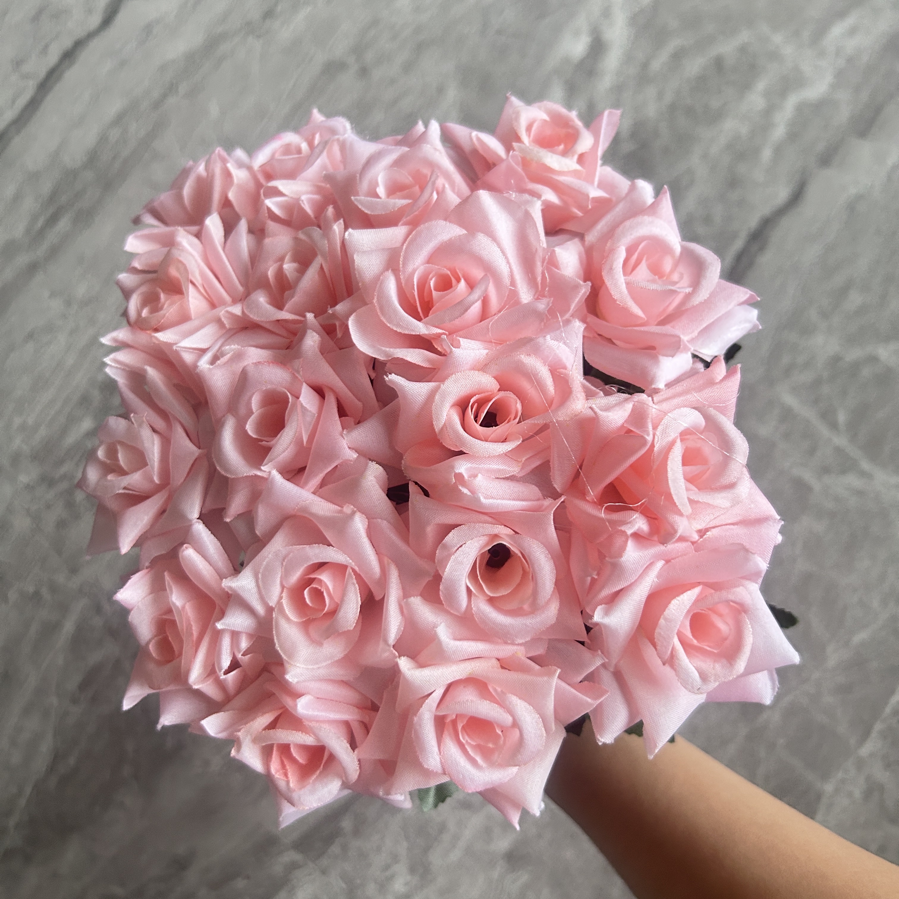 18 Flat Head Small Corner Rose Hand Bouquet Wedding Bouquet Bride Hand Bouquet Of Flowers Plastic Decoration Fake Flower Simulation Rose European Wedding Plastic Fake Flower Fabric Simulation Flower Rose Home Vase Flower Arrangement Item Picture
