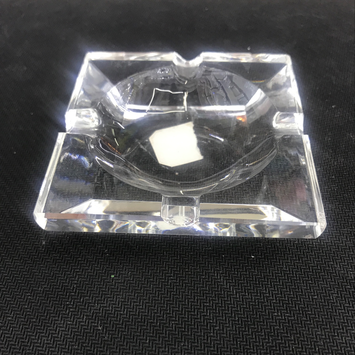 A square 8-centimeter crystal ashtray made of crystal glass, a high-end and practical home storage ashtray details Picture