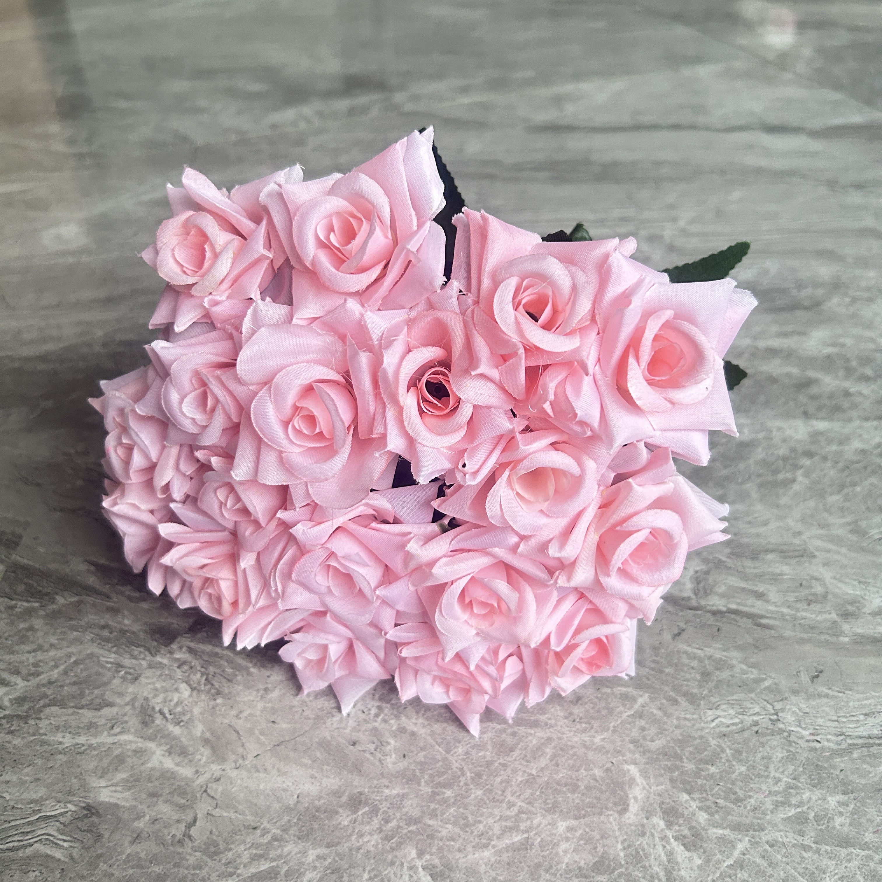 18 Flat Head Small Corner Rose Hand Bouquet Wedding Bouquet Bride Hand Bouquet Of Flowers Plastic Decoration Fake Flower Simulation Rose European Wedding Plastic Fake Flower Fabric Simulation Flower Rose Home Vase Flower Arrangement Application Scenario