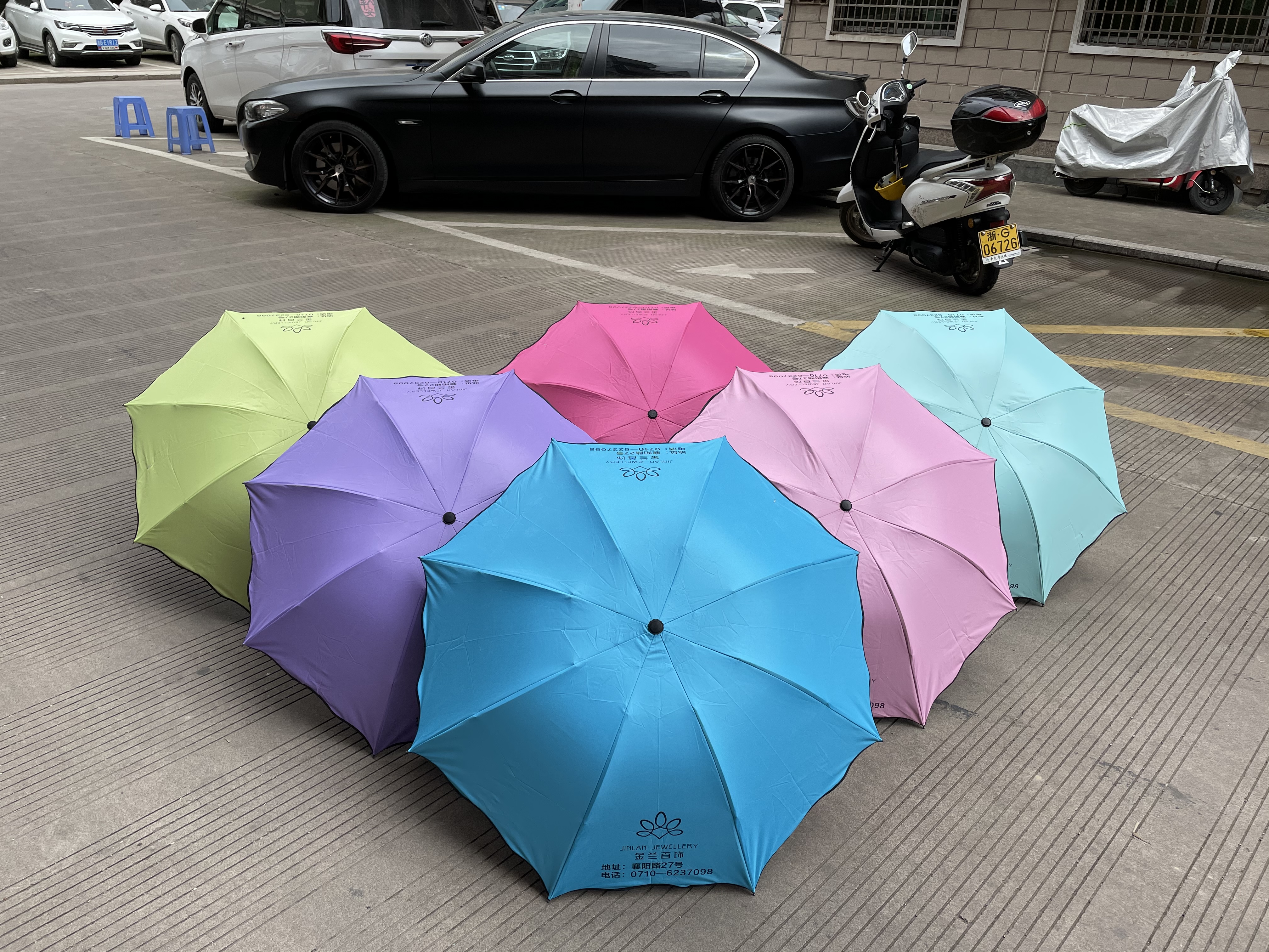 Wholesale black rubber umbrellas from the manufacturer, sunshade, sun protection and UV protection umbrellas, fresh and clean black rubber umbrellas, double-sided printed folding three-fold umbrellas, eight-bone customizable LOGO gift umbrellas, printed advertising umbrellas, advertising umbrella wholesale Item Picture