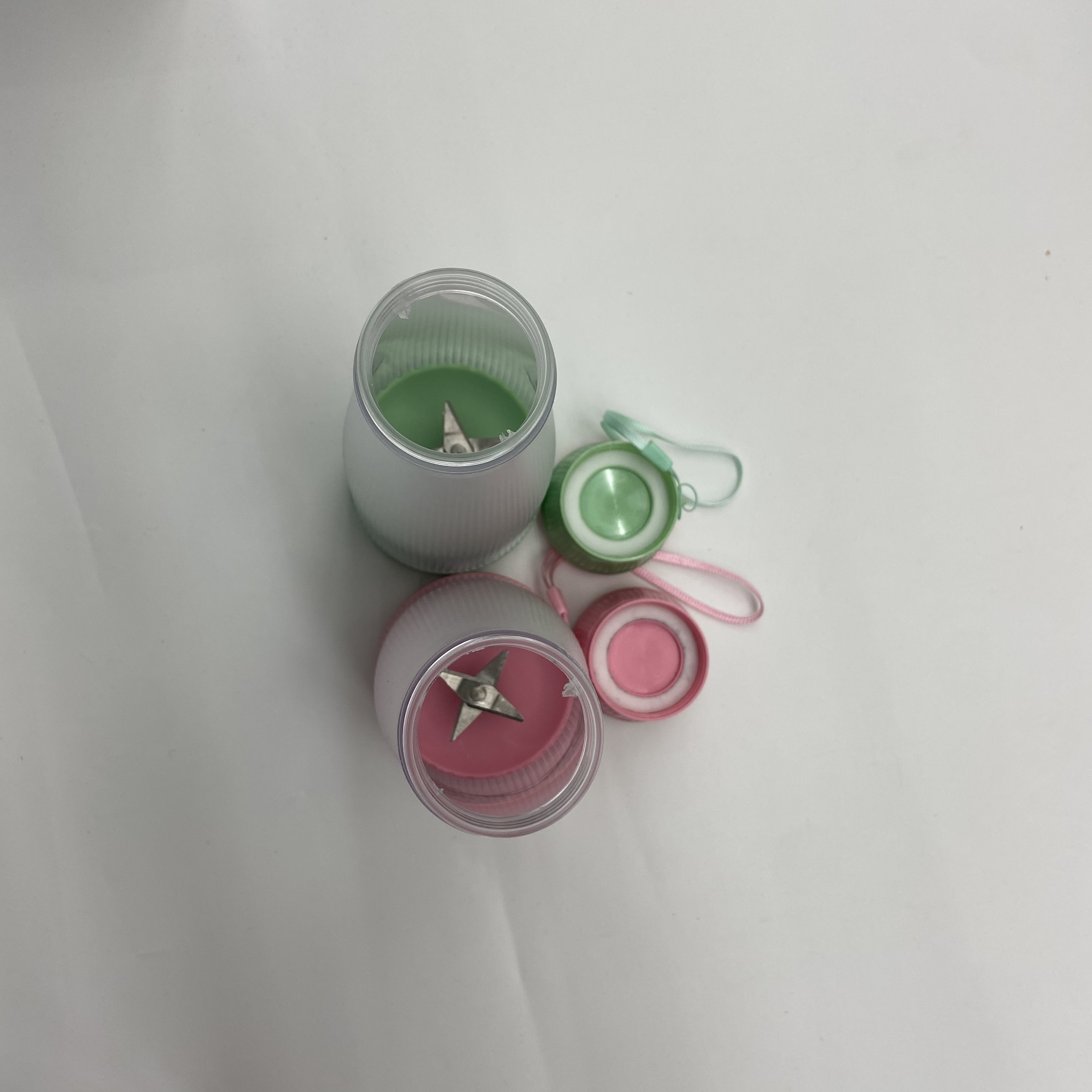 The 2023 new portable electric juicer cup, a multi-functional electric fruit juicer cup Item Picture