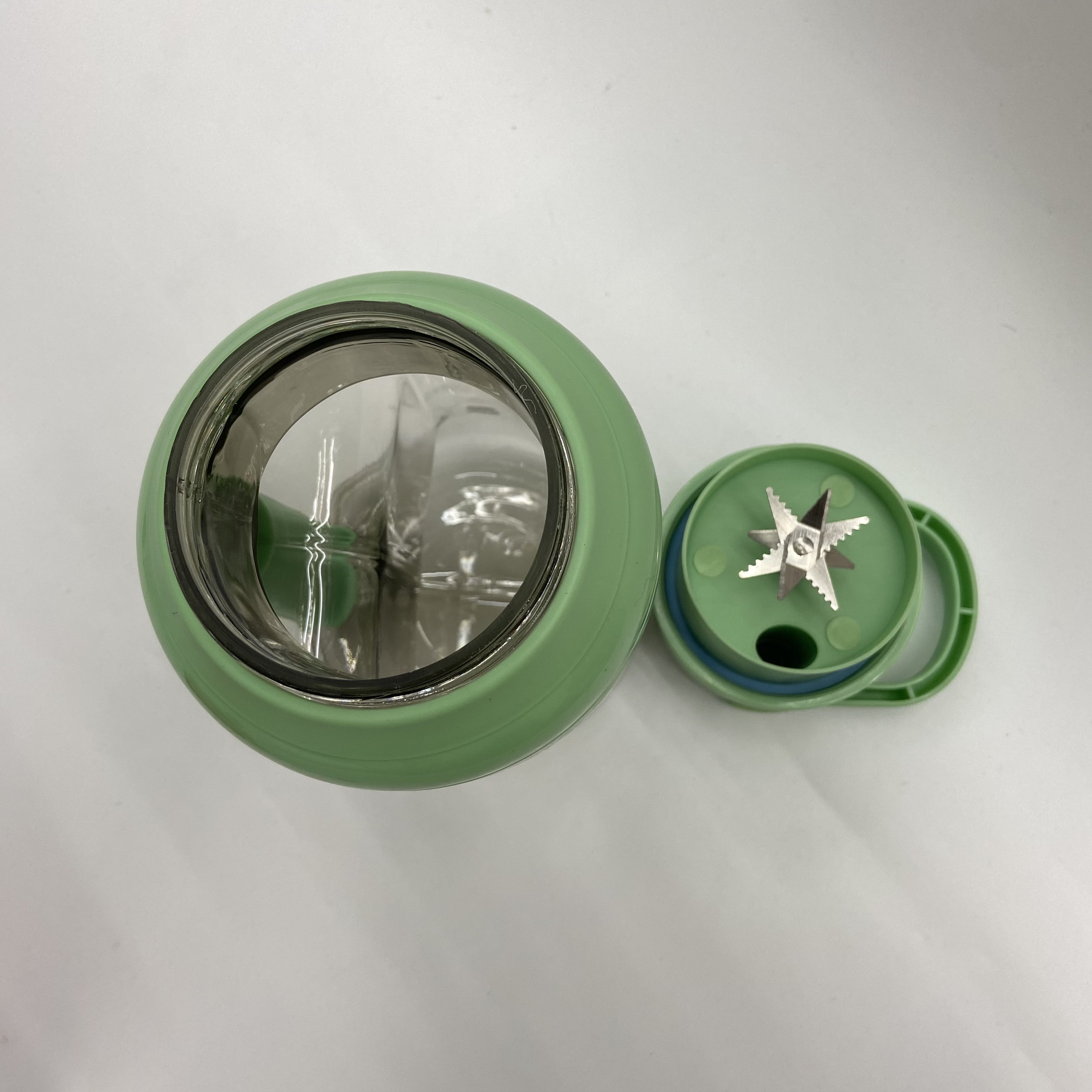 Ton ton bucket electric juicer, summer mixed fruit and vegetable juice, portable health blender, large capacity for charging, complementary food Application Scenario