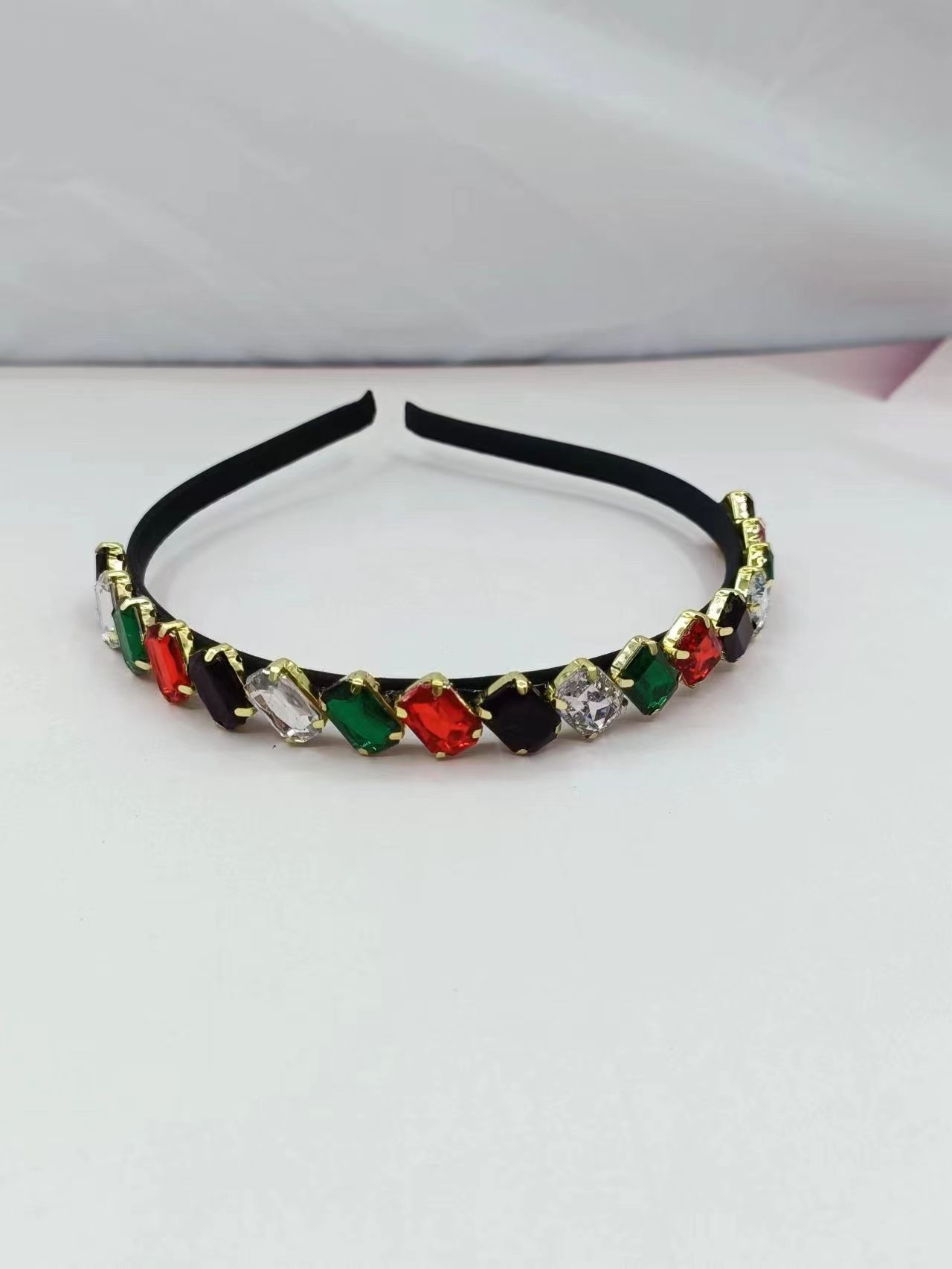 A new Korean-style French retro fine-edged diamond-encrusted rhinestone headband with a fashionable and high-end feel, featuring colored diamonds and gemstones. It is an exquisite and niche design headwear for women, stylish and elegant, simple and versatile