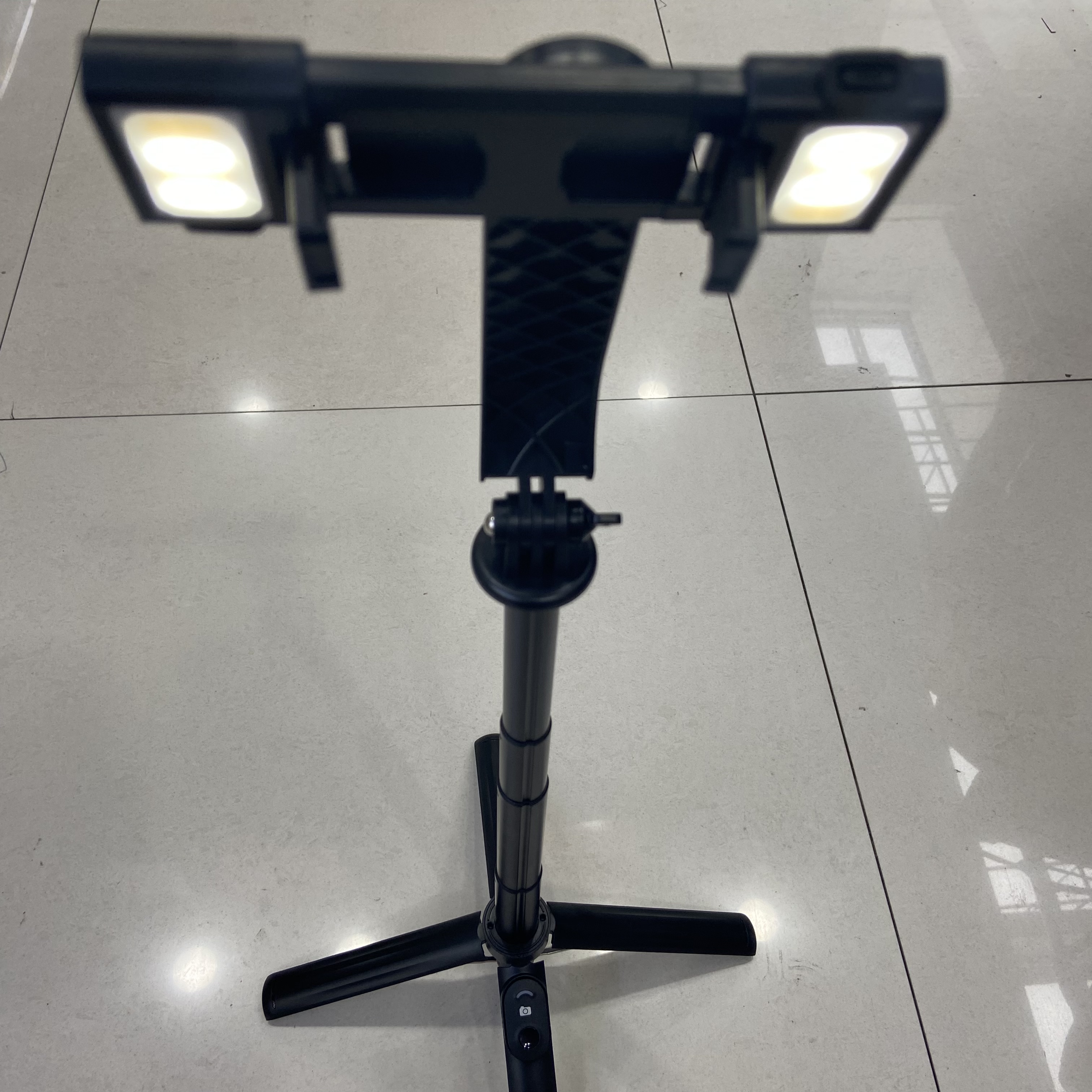 Live streaming Bluetooth selfie Stick P07 2nd Generation Mini telescopic four-corner aluminum alloy details Picture