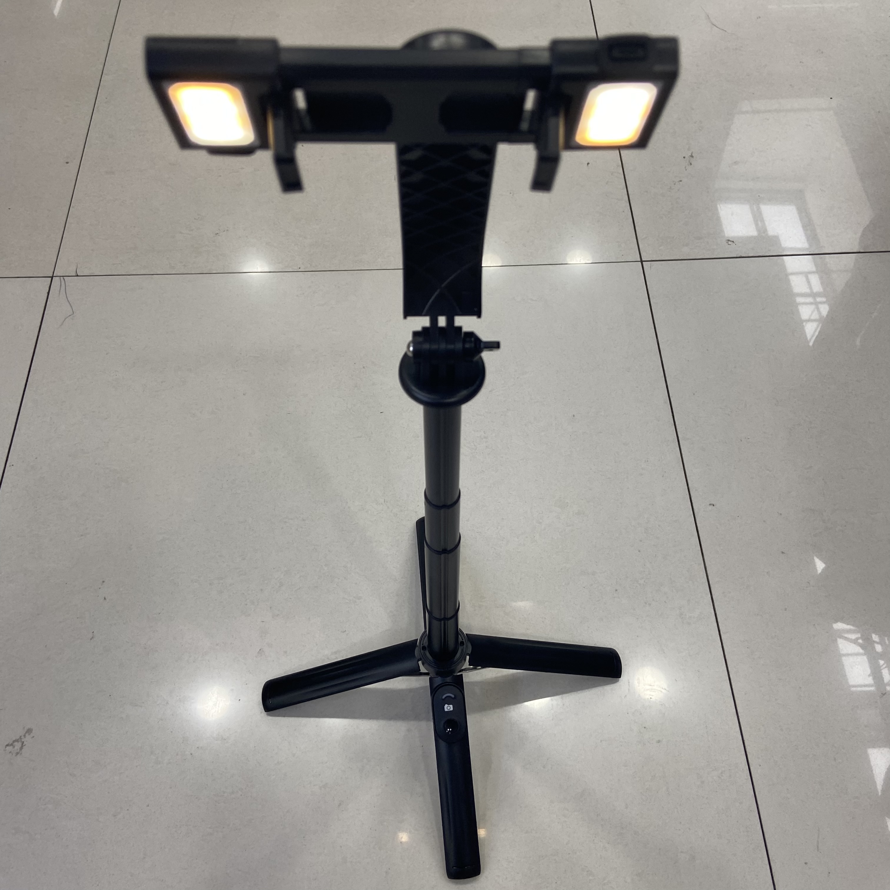 Live streaming Bluetooth selfie Stick P07 2nd Generation Mini telescopic four-corner aluminum alloy Application Scenario