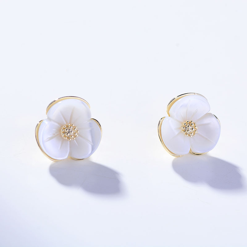 059 Shell flower small collar pin, fashionable, cute and creative anti-exposure clasp, fresh and elegant small brooch, elegant clothing accessory Application Scenario