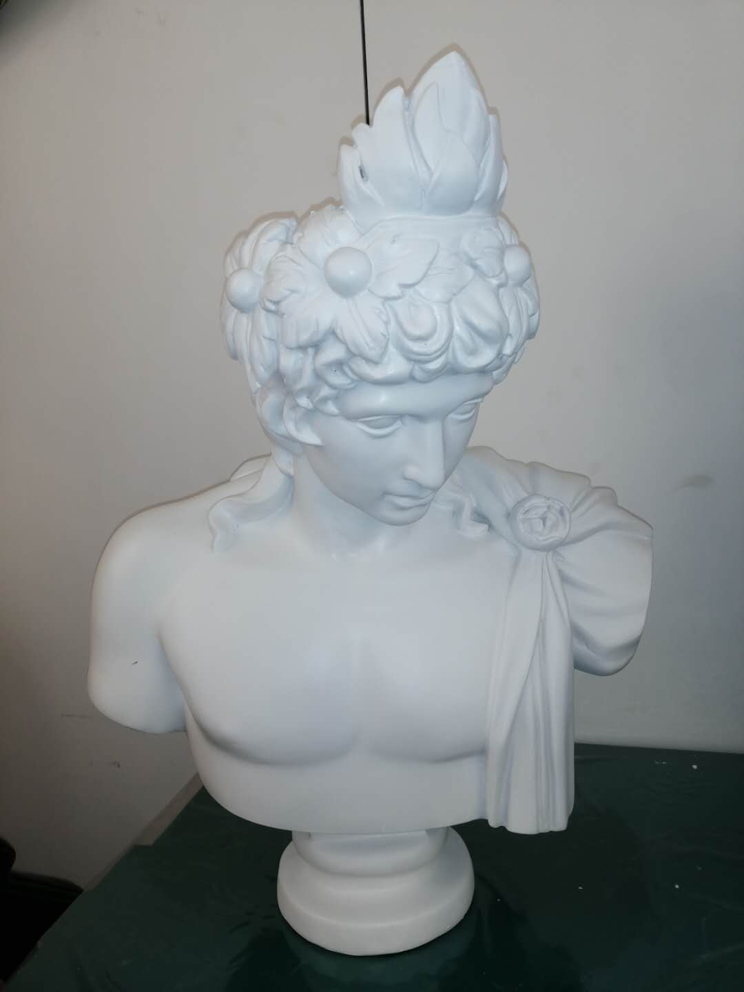 Nordic David sculpture head ornament, flower vase ornament, creative home awareness decoration, table statue, height 60*43*21 Specification image