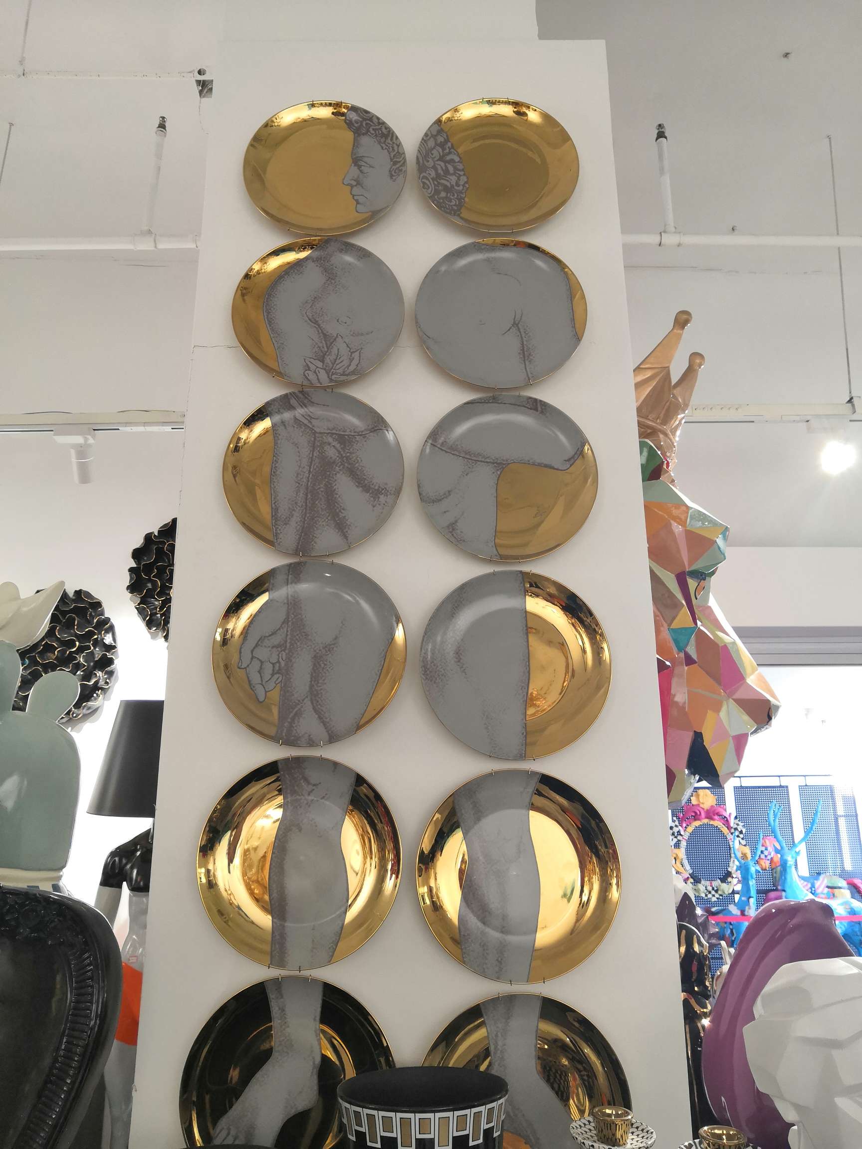 Human skeleton structure decorative plate, artistic ceramic display plate, club model room soft decoration hanging plate, craft arrangement plate details Picture