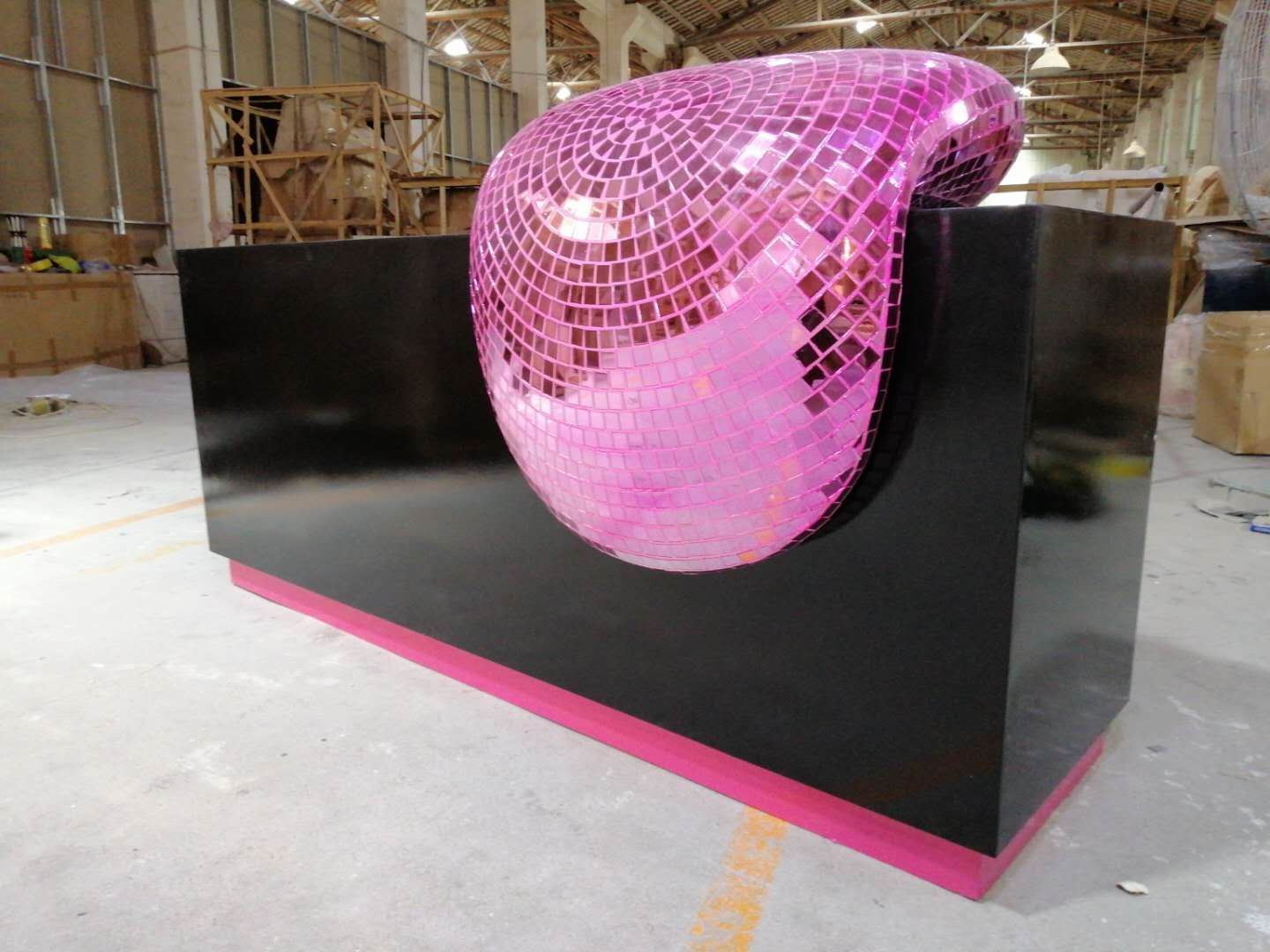 Creative design shopping mall ornaments, front desk Musk cabinets, direct sales from the manufacturer, creative design ornaments Application Scenario