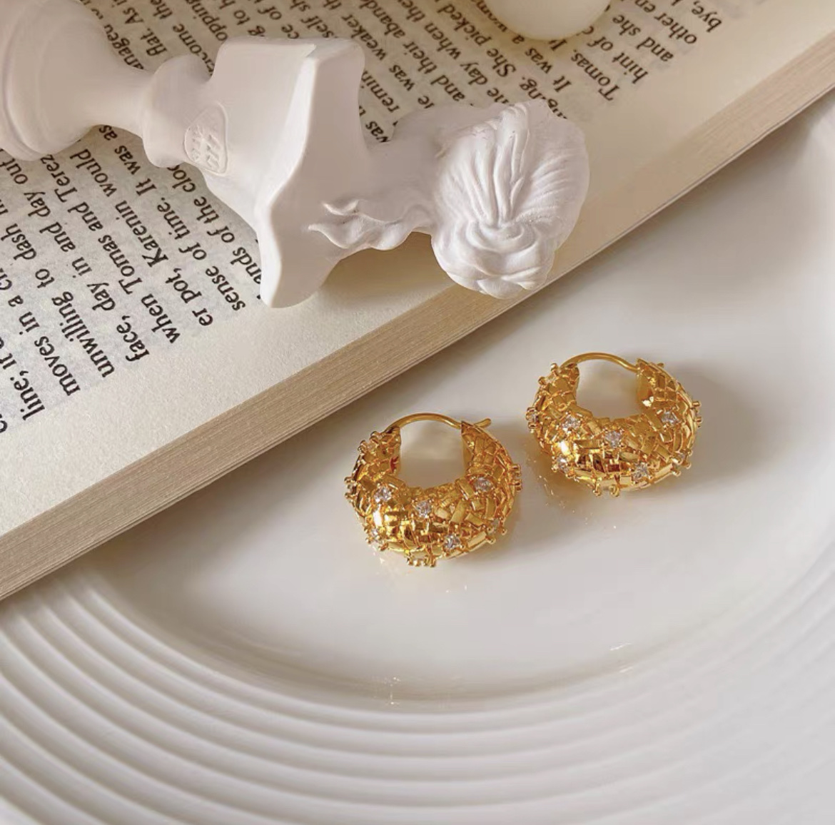Korean Atmosphere Metal Light Luxury Personality French Fashion Earrings Fate Season details Picture