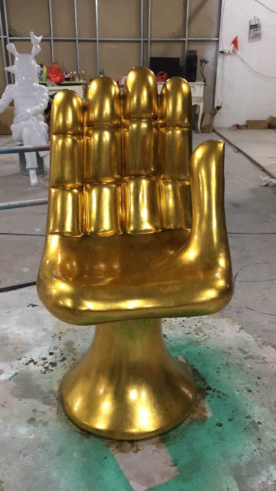 Creative decorative items, shopping mall, home decoration, high-end design, gold amber palm chair, height 89*50*60 Application Scenario