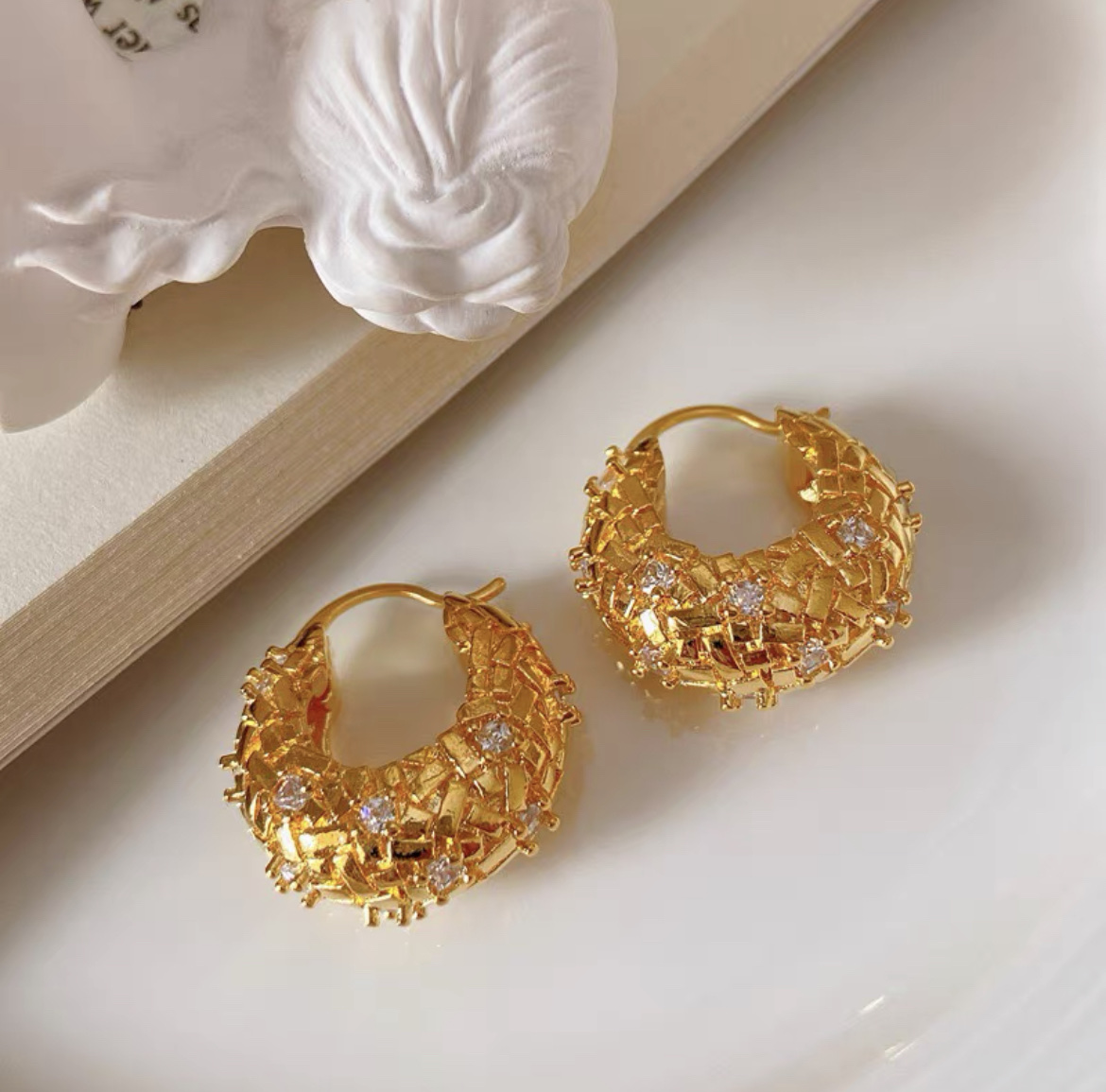 Korean Atmosphere Metal Light Luxury Personality French Fashion Earrings Fate Season Application Scenario