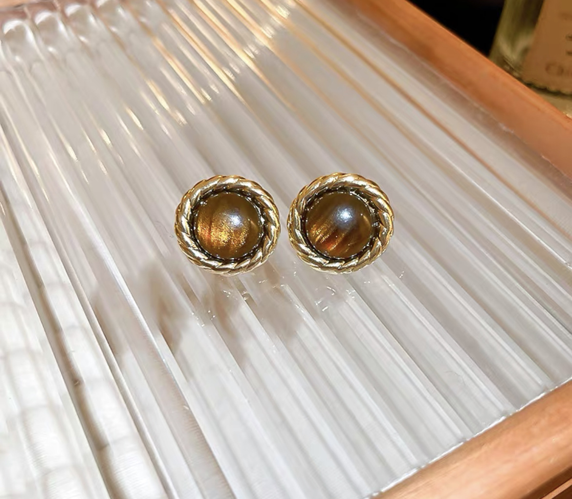 Korean Circle Retro Niche Design Advanced Light Luxury Delicate Earrings Fate Season Application Scenario