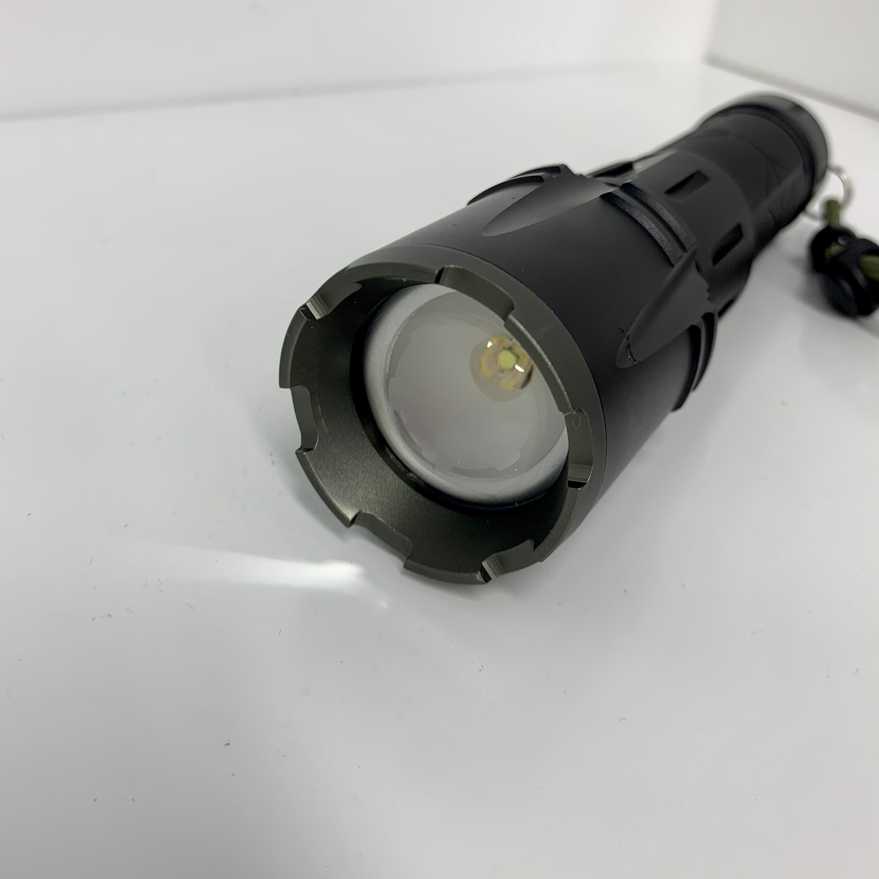 High-quality aluminum alloy laser flashlight details Picture