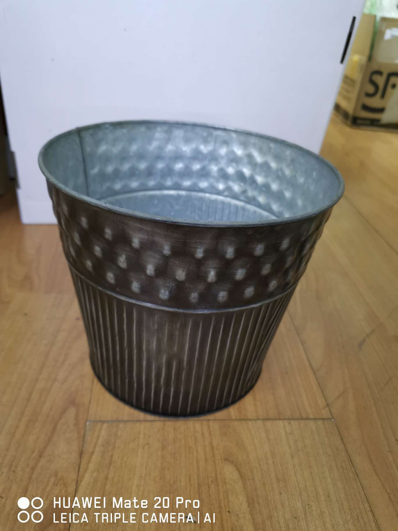 Special craft iron bucket decorative craft ornaments are luxurious, elegant and practical, dual art. Weiwei Craft Factory direct sales Application Scenario
