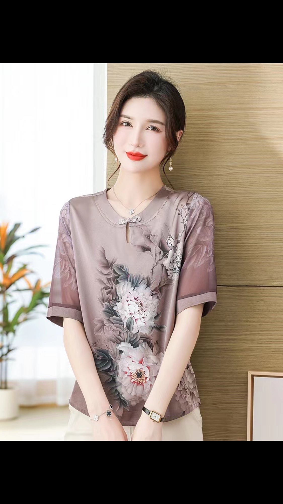 The 2023 new women's clothing with purple and gold floral tops for the middle-aged and elderly details Picture