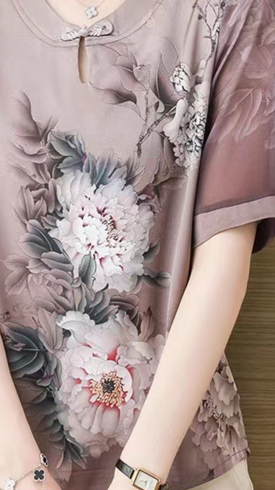 The 2023 new women's clothing with purple and gold floral tops for the middle-aged and elderly Specification image