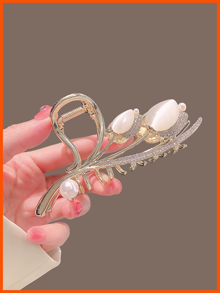 Tulip large shark hairpin at the back of the head, a delicate and large scratch-off accessory Item Picture