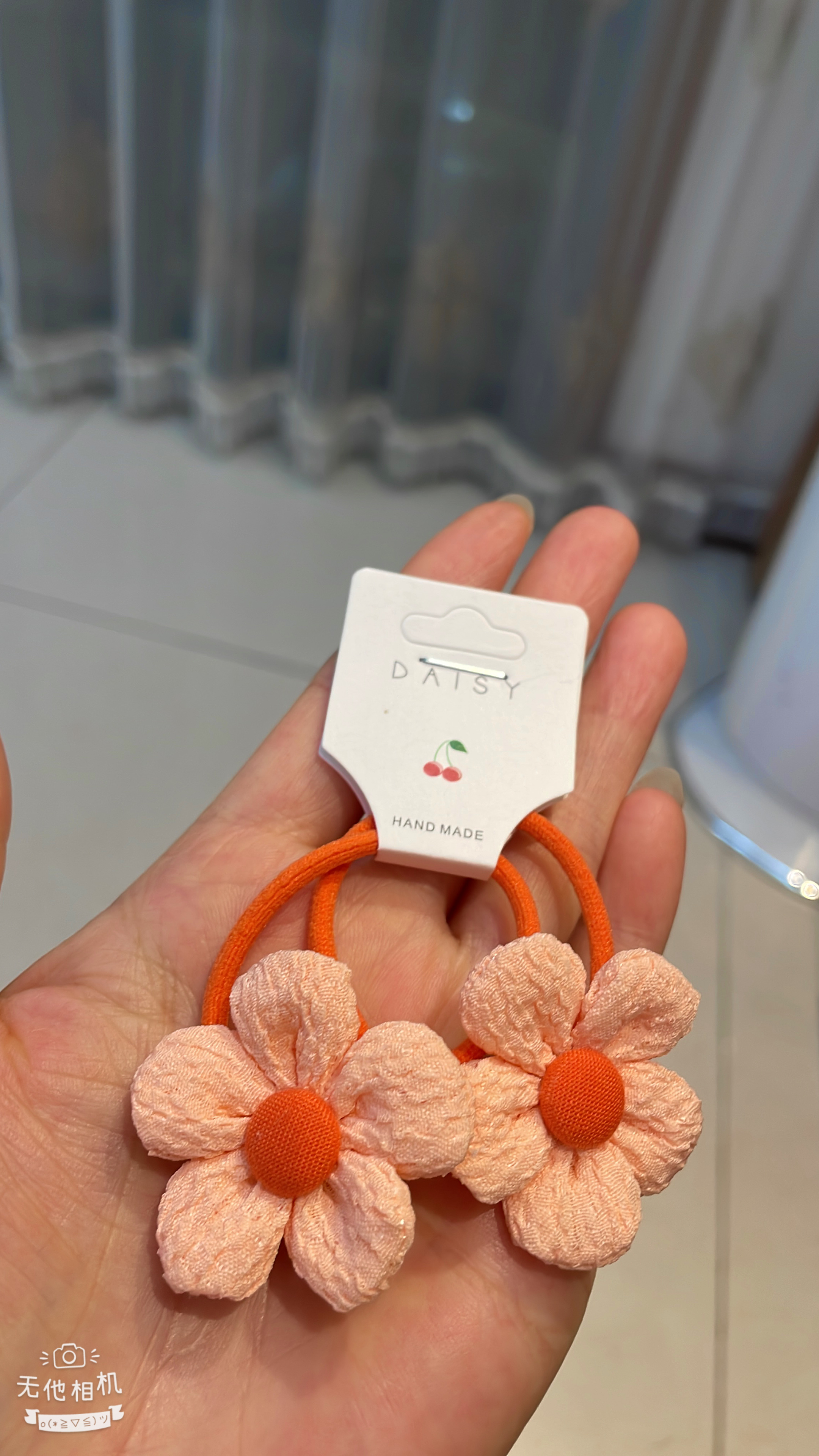 Tie small pairs of rubber bands Item Picture