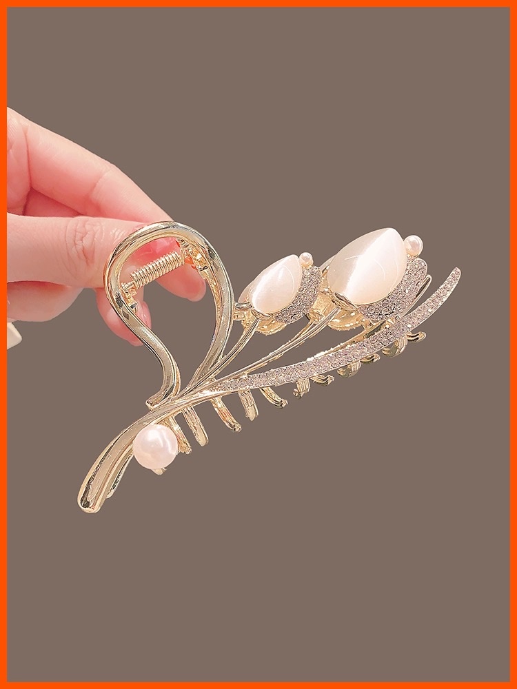 Tulip large shark hairpin at the back of the head, a delicate and large scratch-off accessory Specification image