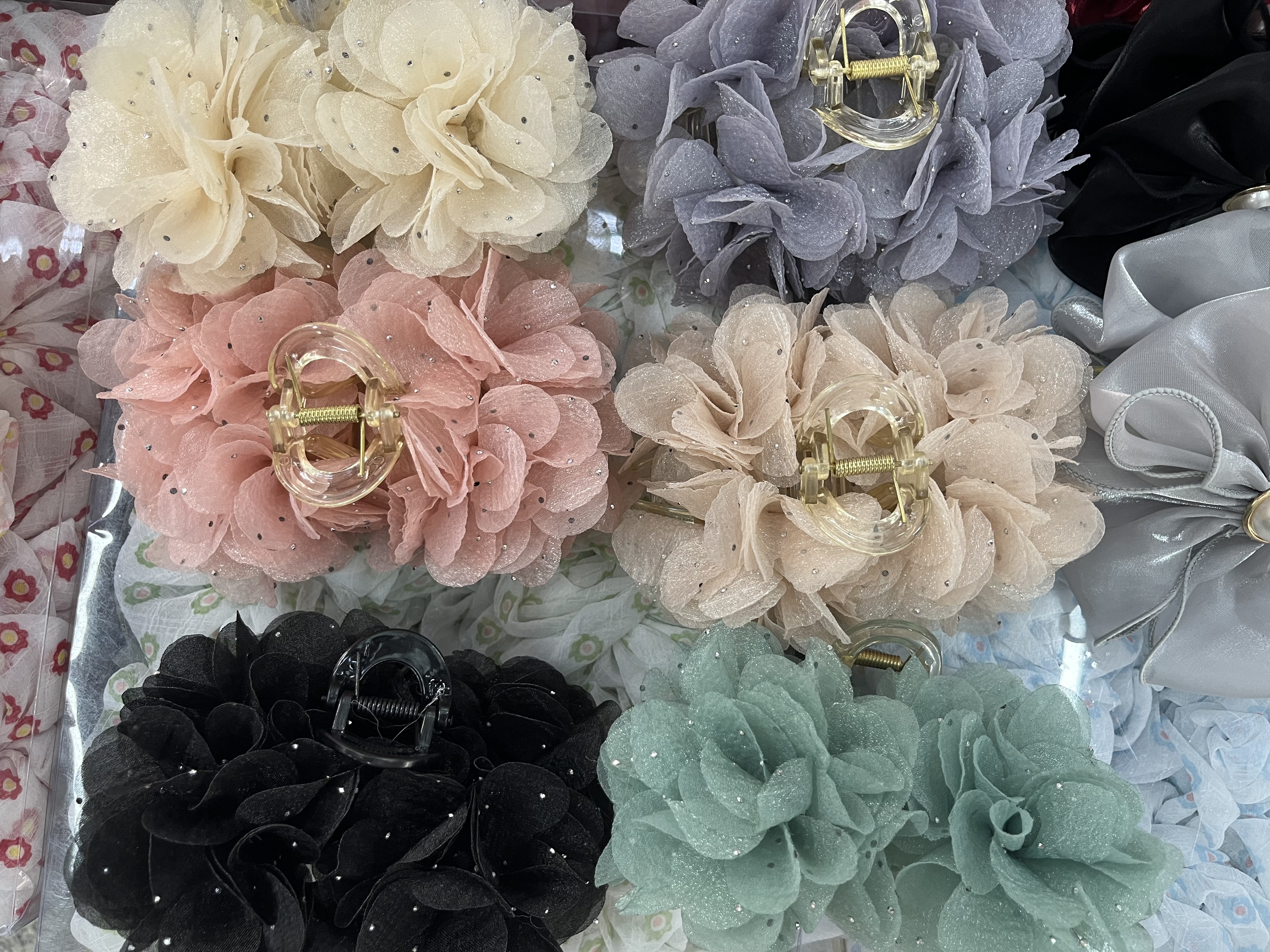 Korean version elegant and stylish petal grabber, 13 cm clips available in six colors. Item Picture