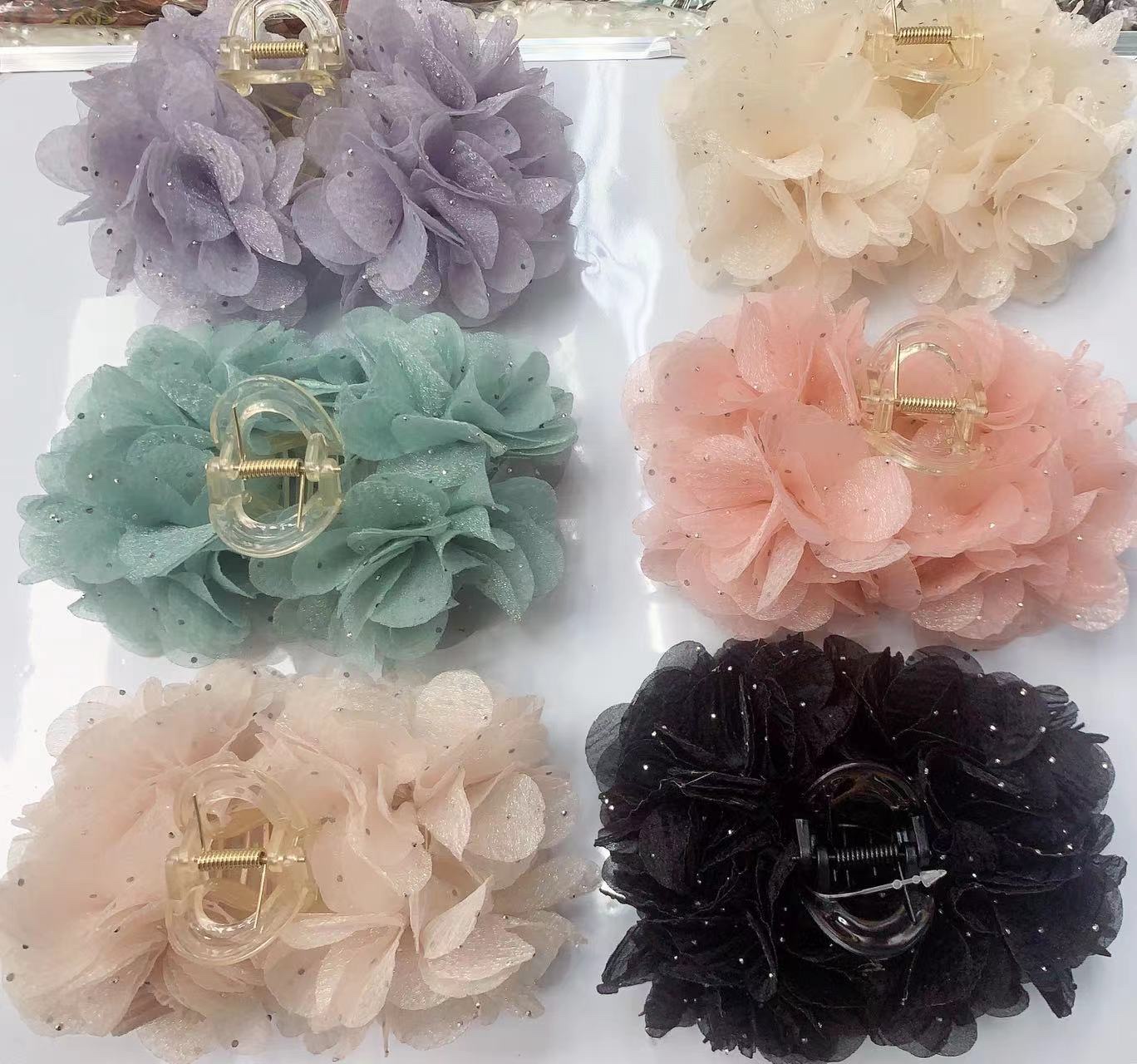 Korean version elegant and stylish petal grabber, 13 cm clips available in six colors. Application Scenario